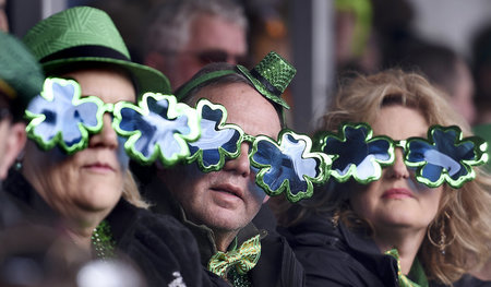 Kuriose Iren gucken kuriose andere Iren an, bei der St.-Patrick’...