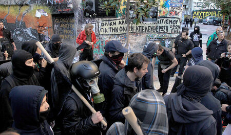 Im Widerspruch zur Staatsgewalt: Aktivisten in Exarchia bei eine...