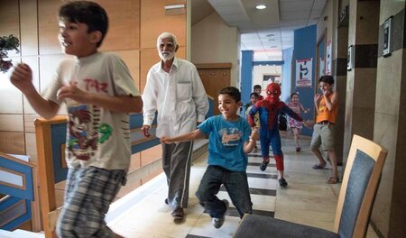 Spielende Kinder und ein Erwachsener im Hotel City Plaza (Athen,...