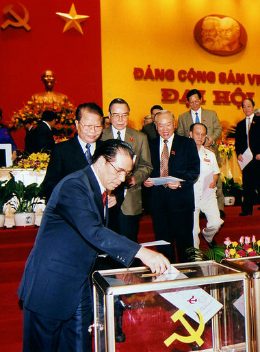 Wiedergewählt: Generalsekretär Nong Duc Manh Wiedergewählt: Generalsekretär Nong Duc Manh