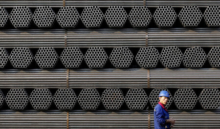 Arbeiter vor Stahlröhren auf dem Gelände der Youfa Steel Pipe Gr...