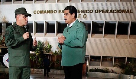 Venezuelas Präsident Nicolás Maduro (rechts) am Dienstag im Gesp...
