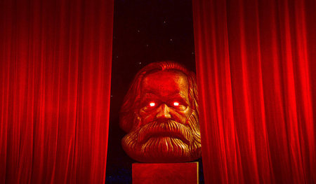 Ein Gruß aus der Zukunft: Karl Marx, hier als Büste auf der Bühn...