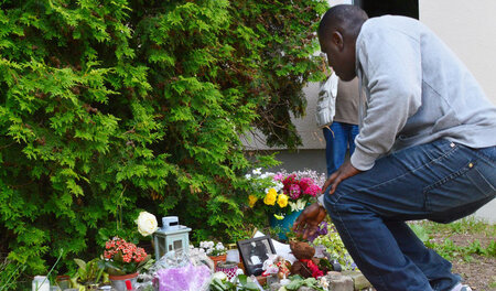 Teilnehmer der Oury-Jalloh-Gedenkdemo legen Blumen für Yangjie L...