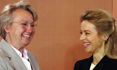 Was gibt es hier zu lachen? Die Ministerinnen Schavan (l) und vo... Was gibt es hier zu lachen? Die Ministerinnen Schavan (l) und vo...