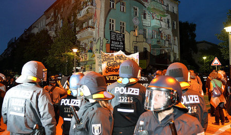 Polizisten vor einem besetzten Haus in Berlins Rigaer Straße (9....
