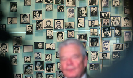 Gauck besuchte am Dienstag in Santiago das »Museum der Erinnerun...