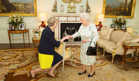Ganz tief in die Knie: Am Mittwoch wurde Theresa May von der Kön...
