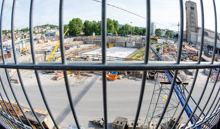 Blick auf das Bahnhofsgebäude une einen Baustellenteil des Proje... Blick auf das Bahnhofsgebäude une einen Baustellenteil des Proje...