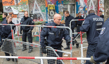 Polizisten trugen am Donnerstag in der Rigaer Straße 94 in Berli... Polizisten trugen am Donnerstag in der Rigaer Straße 94 in Berli...
