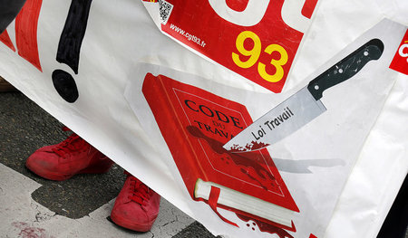 Neoliberaler Angriff auf das Arbeitsrecht – Gewerkschaftsprotest... Neoliberaler Angriff auf das Arbeitsrecht – Gewerkschaftsprotest...
