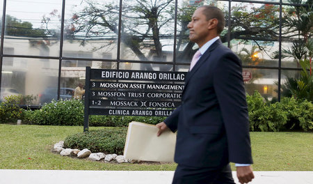 Ein Anwalt von Mossack Fonseca vor dem Hauptsitz des »Rechtsdien...