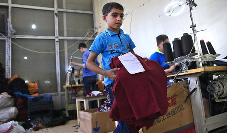 Syrische Flüchtlinge, unter ihnen auch Kinder, werden in der tür... Syrische Flüchtlinge, unter ihnen auch Kinder, werden in der tür...