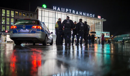 Was ist hier geschehen? Polizeistreife vor dem Kölner Hauptbahnh...