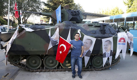 Nach dem Putschversuch: Erdogan-Anhänger vor dem Parlamentsgebäu... Nach dem Putschversuch: Erdogan-Anhänger vor dem Parlamentsgebäu...