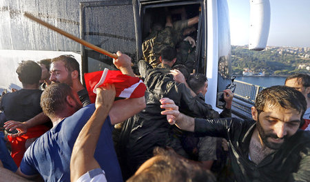 Ein Lynchmob traktiert aufständische Soldaten auf einer Bosporus... Ein Lynchmob traktiert aufständische Soldaten auf einer Bosporus...