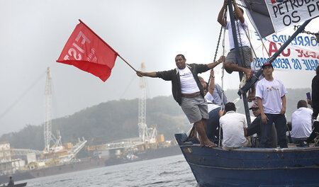 Fischer signalisieren »SOS Baía de Guanabara« am 3. Juli in der ... Fischer signalisieren »SOS Baía de Guanabara« am 3. Juli in der ...
