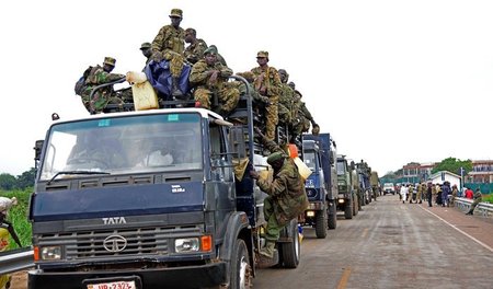Auf den Weg nach Juba: Ugandische Soldaten überqueren am 14. Jul...