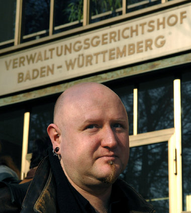 Michael Csaszkóczy nach der Entscheidung des Verwaltungsgerichts Michael Csaszkóczy nach der Entscheidung des Verwaltungsgerichts