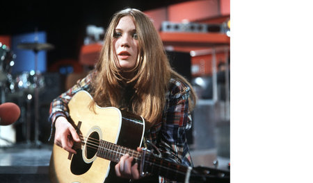 Juliane Werding in deep concentration im April 1972
