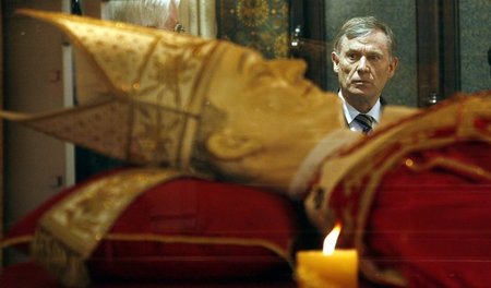 Präsidialer Besuch: Exbundespräsident Horst Köhler betrachtet de...