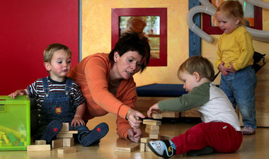 Ob zu Hause oder in der Kita: Für SPD und CDU sind Kinder nur ei... Ob zu Hause oder in der Kita: Für SPD und CDU sind Kinder nur ei...