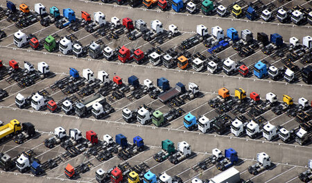 Lange überteuerte Trucks verkauft: Werksparkplatz am Standort Wö...