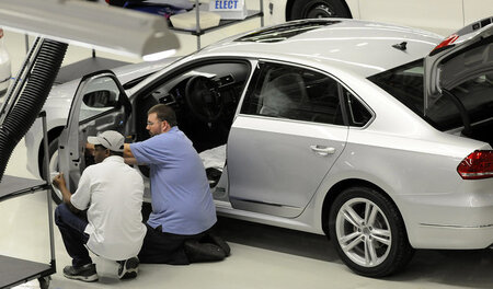 Inspektion eines Pkw vom Modell »Passat« im US-Werk von Volkswag...