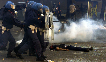 Genua: Der Student Carlo Giuliani wird 2001 bei Protesten geziel...