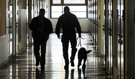 Illegale Substanzen werden häufig in Gefängnisse eingeschmuggelt...