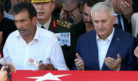 In Kenntnis gesetzt: General Hulusi Akar (rechts) wurde vom Gehe...