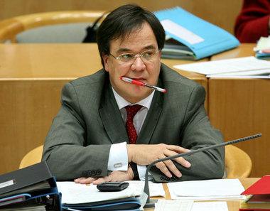 Den Rotstift immer griffbereit: NRW-Familienminister Armin Lasch... Den Rotstift immer griffbereit: NRW-Familienminister Armin Lasch...