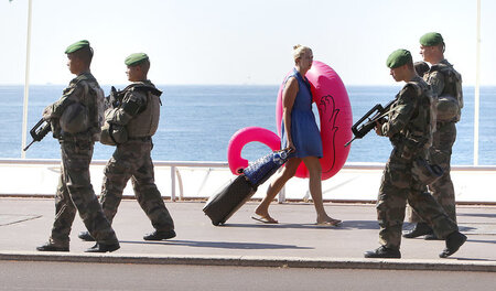 Urlaub unter Aufsicht: Soldaten patrouillieren auf der Strandpro... Urlaub unter Aufsicht: Soldaten patrouillieren auf der Strandpro...