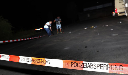 Polizeiabsperrung nach dem Attentat an der Bahnstrecke bei Würzb... Polizeiabsperrung nach dem Attentat an der Bahnstrecke bei Würzb...