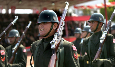 Feier der Besatzer: Am Mittwoch paradierten türkische Soldaten a... Feier der Besatzer: Am Mittwoch paradierten türkische Soldaten a...