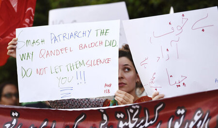 Protest und Selbstermutigung von Frauen nach dem Mord an Qandeel...