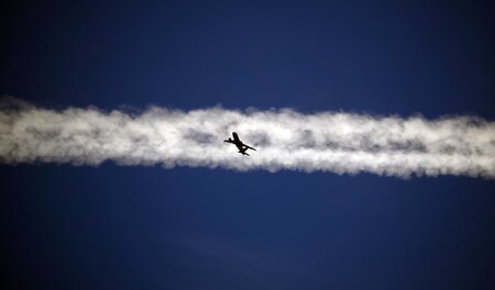 Passagierflugzeug im Jetstream über Italien: EU will auch im Luf...