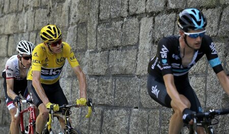 Böse Vorahnung: Nach der Mauer muss Froome (M.) noch über den Be...