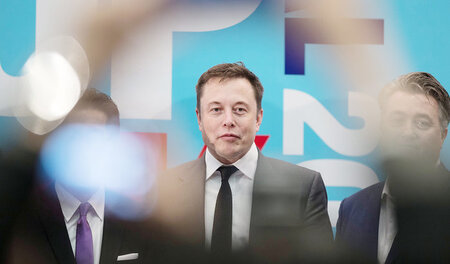 Elon Musk, Vorstandsvorsitzender von SpaceX und Tesla Motors im ...