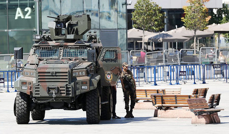 Im Ausnahmezustand: Bewaffnete Polizisten in Istanbul