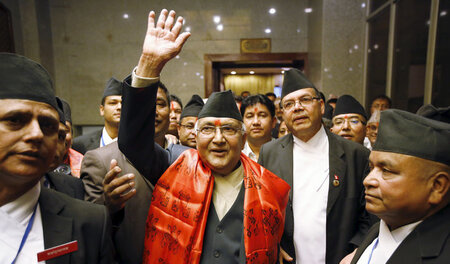 Kathmandu: Der kommunistische Premierminister Oli bei seiner Amt... Kathmandu: Der kommunistische Premierminister Oli bei seiner Amt...