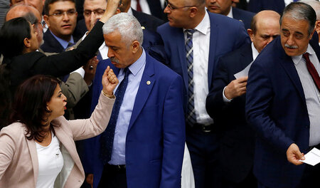 Handgemenge zwischen Abgeordneten der HDP und der türkischen Reg... Handgemenge zwischen Abgeordneten der HDP und der türkischen Reg...