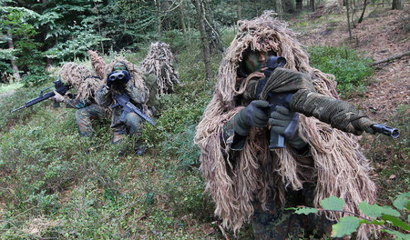 »Atmender Personalkörper«: Ein Scharfschützentrupp auf der Pirsc... »Atmender Personalkörper«: Ein Scharfschützentrupp auf der Pirsc...