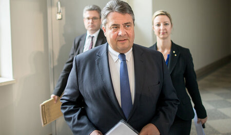Seinen Urlaub musste der Minister am 13. Juli wegen der ersten U... Seinen Urlaub musste der Minister am 13. Juli wegen der ersten U...