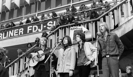 FDJ-Singegruppe 1973 auf dem Berliner Alexanderplatz