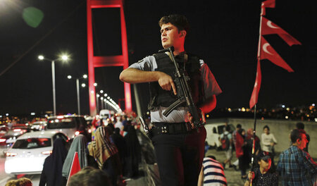 Auf der Bosporusbrücke von Istanbul demonstrierten am Freitag Er... Auf der Bosporusbrücke von Istanbul demonstrierten am Freitag Er...