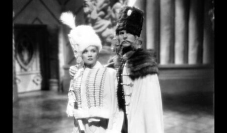 Katharina II. (Marlene Dietrich) mit ihrem Liebhaber General Gri...