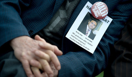 Teilnehmer der Gedenkfeier zehn Jahre nach der Ermordung von Hal...