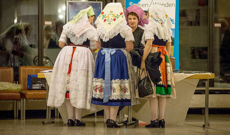 Sorbische Frauen in traditioneller Tracht in der Lausitzhalle in...