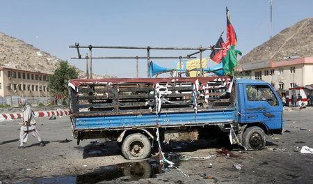Bei einer Demonstration der schiitischen Hasara in Kabul werden ...